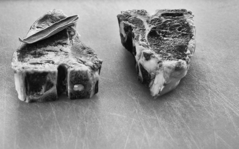 Lamb chops with sage BW